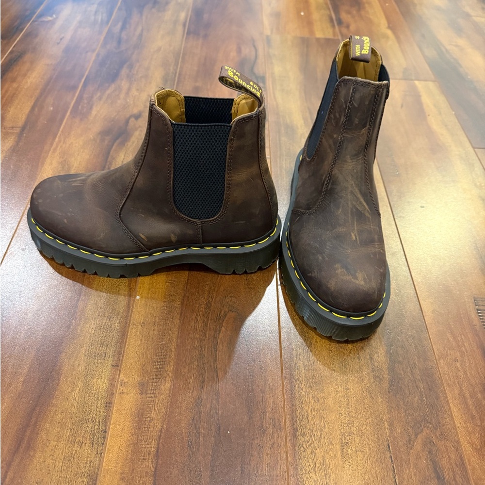 Dr Marten AirWair women’s boots - Picture 2 of 6